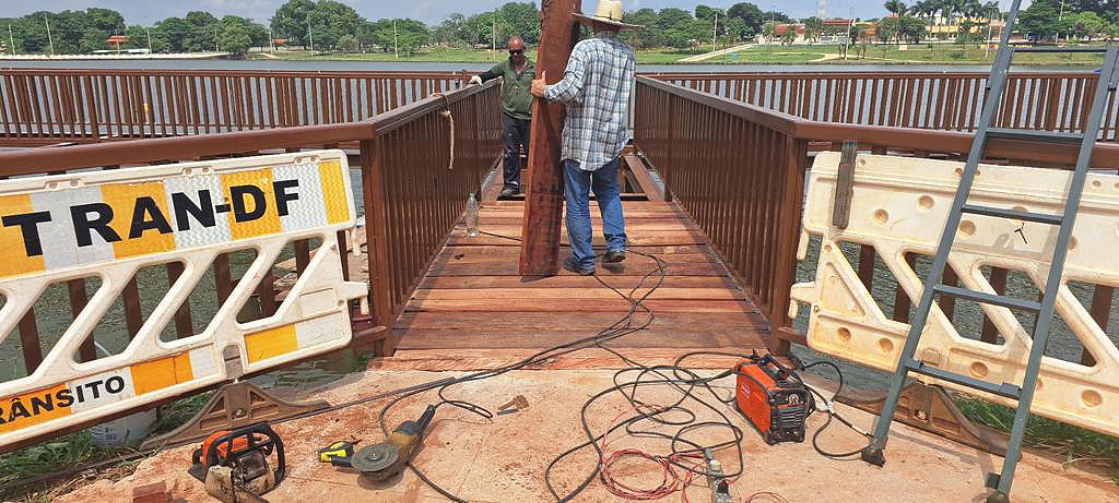 O deque está sendo construído com ferro e madeira de árvores retiradas pelo Departamento de Parques e Jardins (DPJ) da Novacap | Foto: Divulgação/GDF Presente