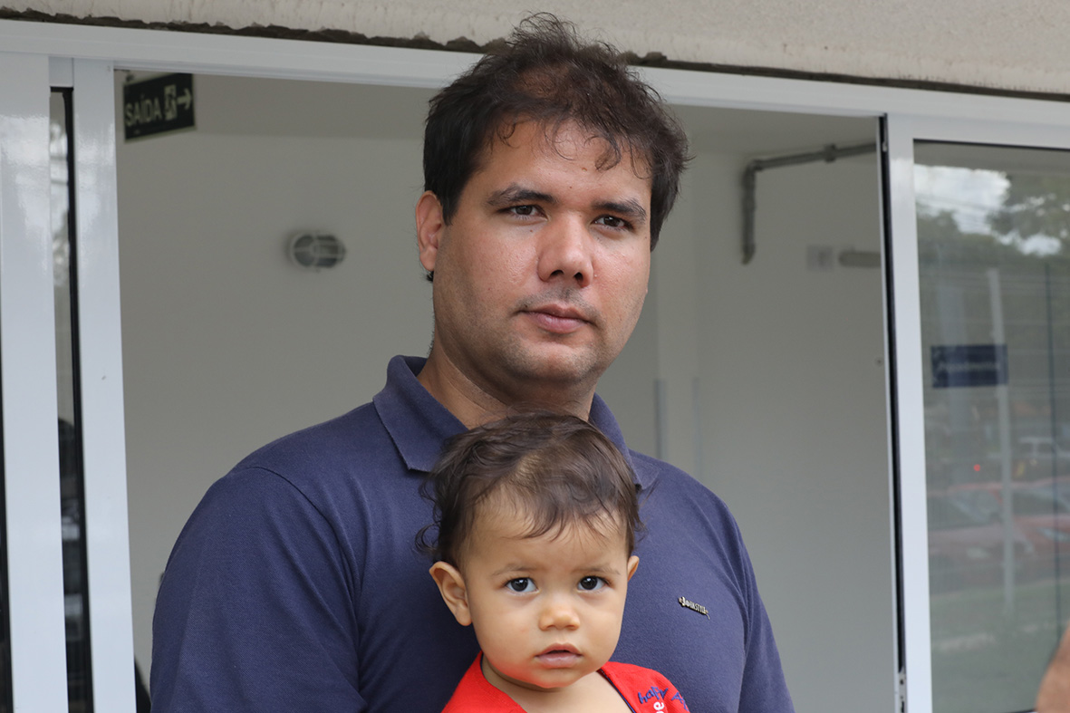 Luiz Antônio Bueno com a filha, Heloísa, no colo: “é uma herança que fica para ela” | Foto: Joel Rodrigues/ Agência Brasília