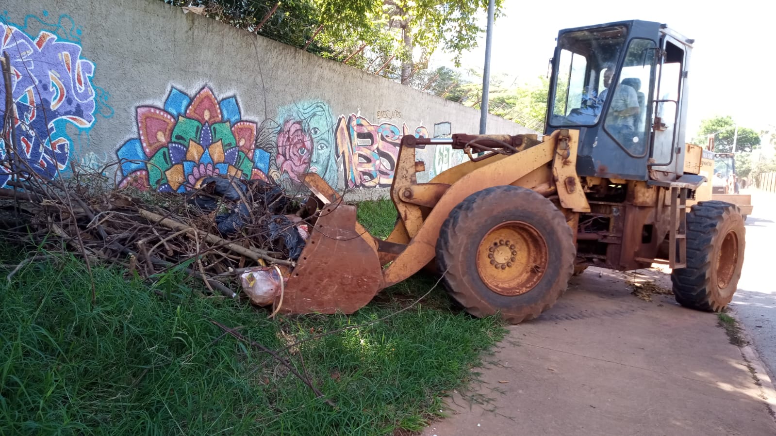 A força-tarefa já resultou na remoção de 70 toneladas de lixo depositadas nos arredores da Escola Classe 1, do Centro de Ensino Fundamental Zilda Arns e do Centro Educacional 1, em Itapoã | Foto: Divulgação/GDF Presente