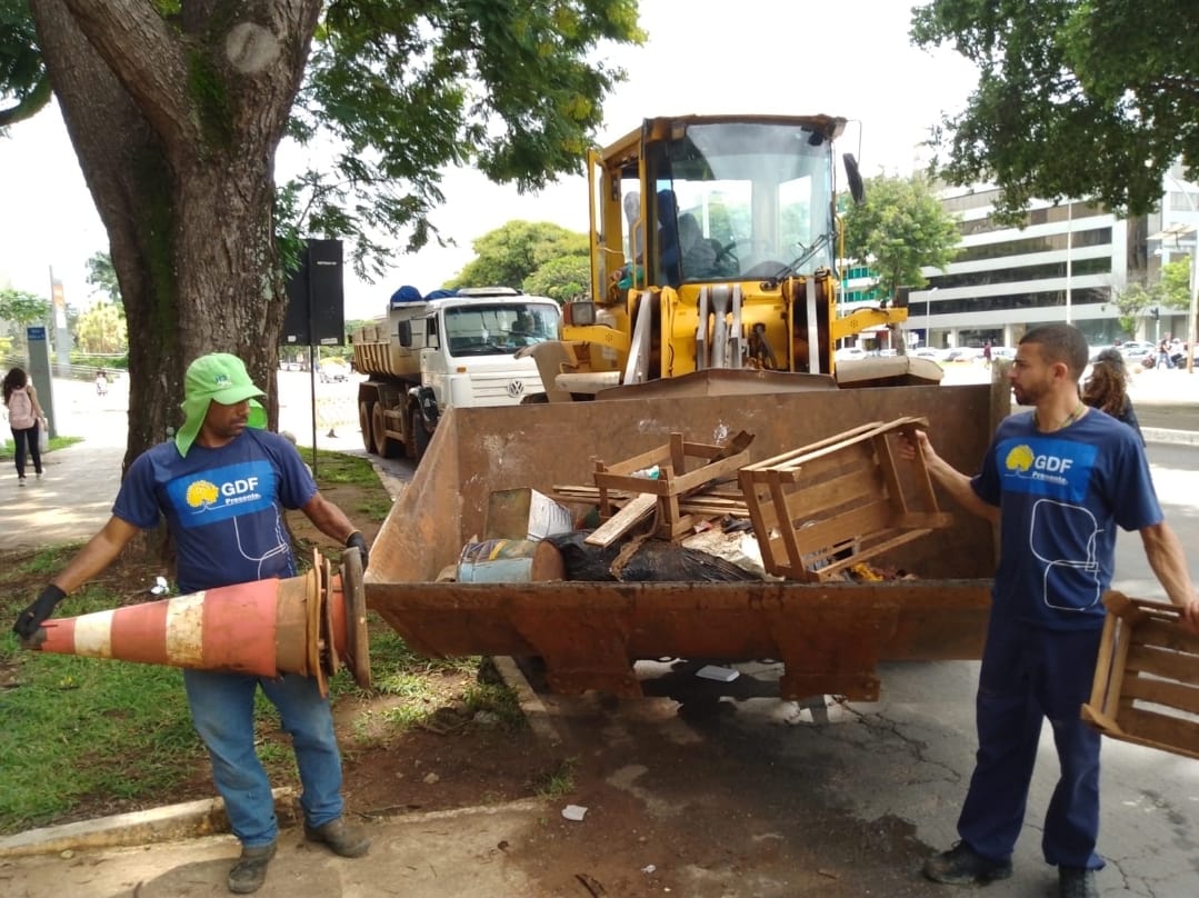 Equipes da RA recolhem diariamente das ruas cerca de 50 toneladas de inservíveis, como entulhos, lixo verde, restos de obras, pneus velhos, garrafas e latas, entre outros | Foto: Divulgação/Ascom Plano Piloto