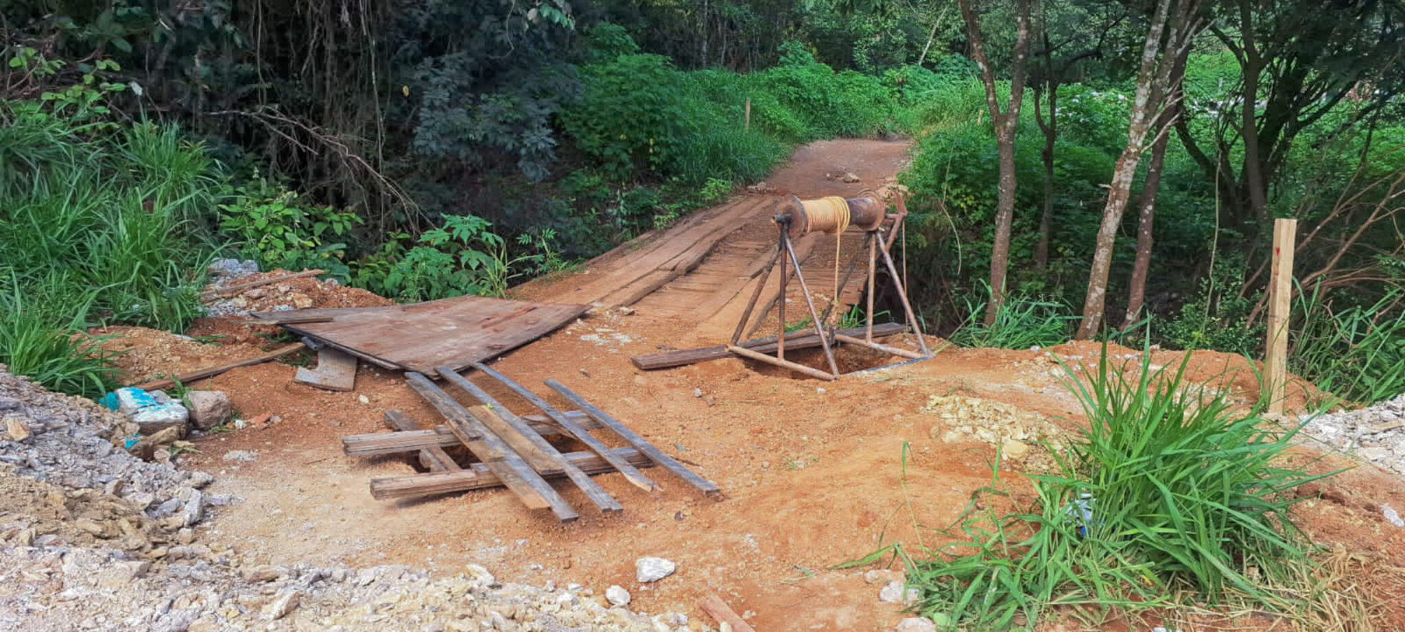 Parte do material para a fabricação da armação de ferro da atual passarela foi doada pelo Departamento de Estradas de Rodagem do Distrito Federal (DER-DF) | Foto: Divulgação/GDF Presente