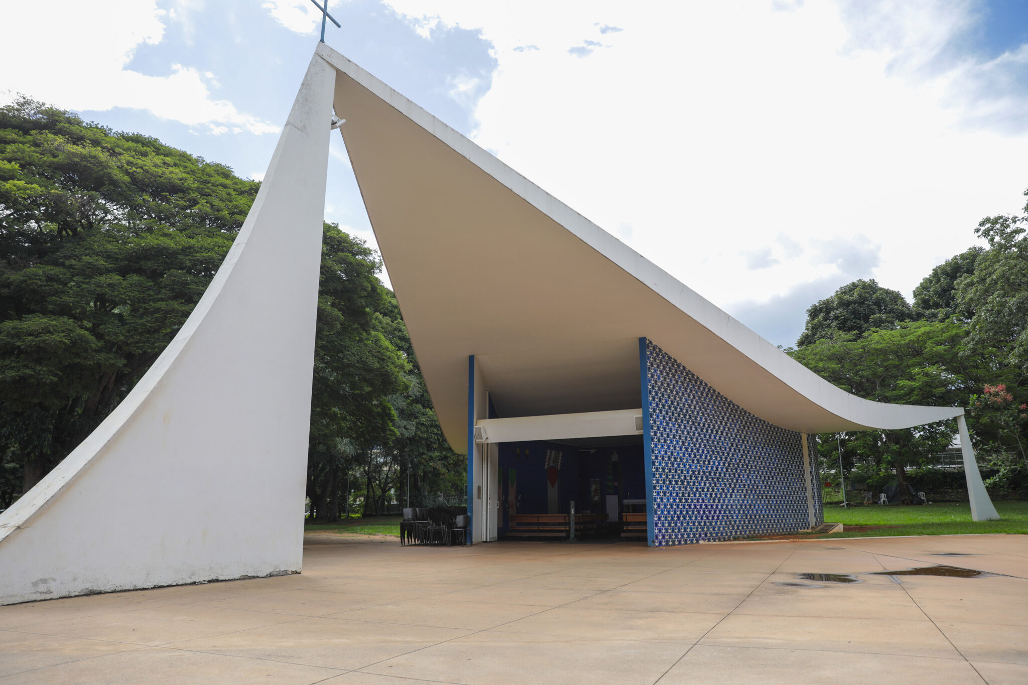 O templo católico comporta até 40 pessoas e foi tombado pela Unesco como patrimônio cultural e histórico nacional, entrando no Conjunto Urbanístico de Brasília inscrito no Livro do Tombo Histórico em 14 de março de 1990 | Fotos: Geovana Albuquerque/ Agência Brasília
