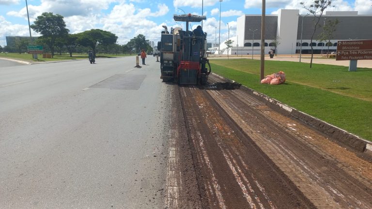 Ao longo de aproximadamente 2 km de extensão, estima-se que sejam utilizadas cerca de 500 toneladas de concreto betuminoso usinado a quente (CBUQ) | Foto: Divulgação/Novacap