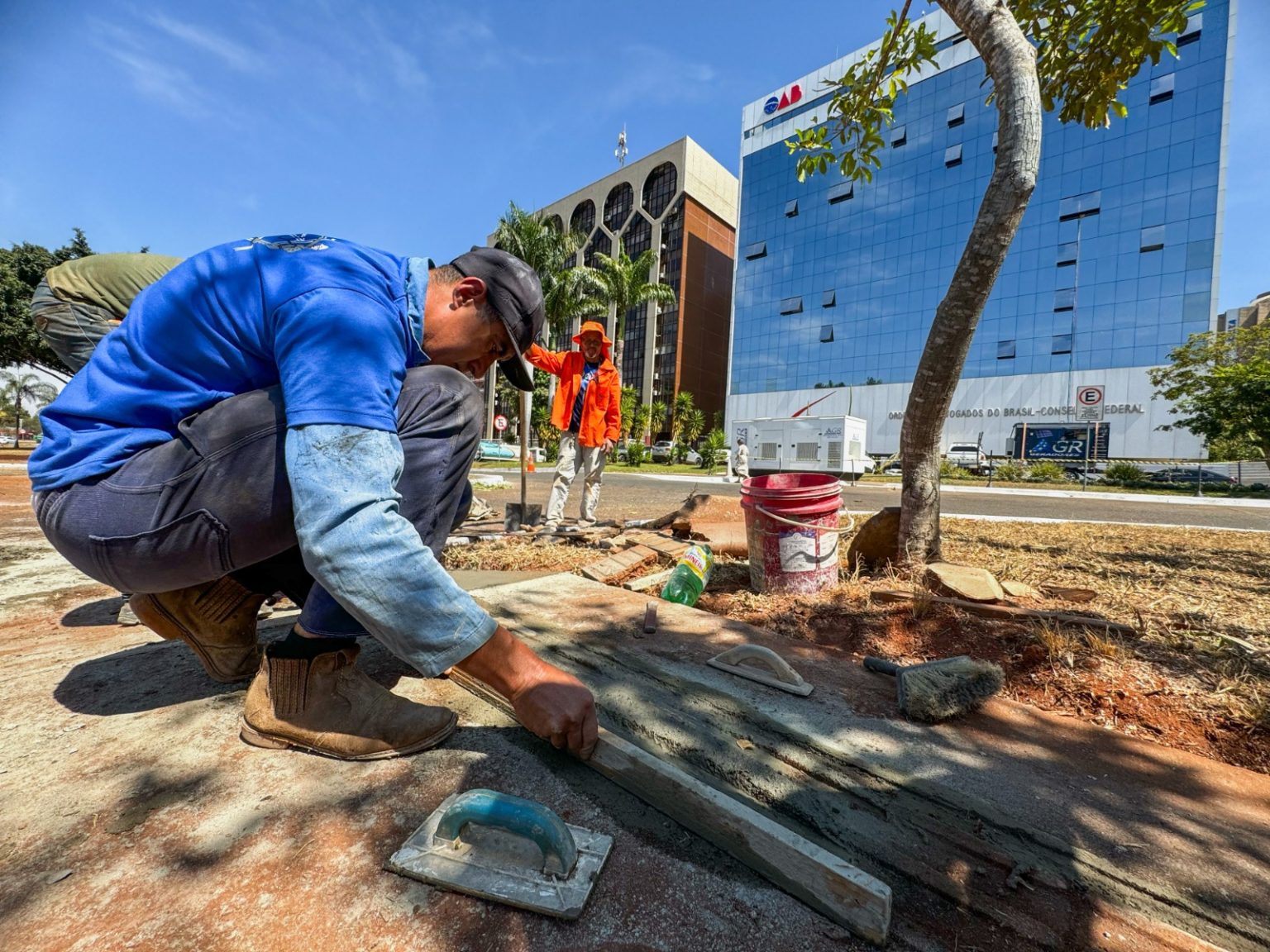 A Praça da Cidadania, no Setor de Autarquias Sul, é ponto de descanso após o almoço para quem trabalha perto dali | Foto: Divulgação/ Novacap