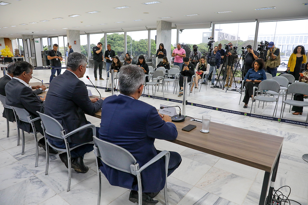 Participaram da coletiva de imprensa o secretário de comunicação, Weligton Moraes, o secretário de Obras e Infraestrutura, Valter Casimiro, o presidente da Novacap, Fernando Leite, e o diretor técnico da Terracap, Hamilton Lourenço | Fotos: Paulo H. Carvalho/Agência Brasília