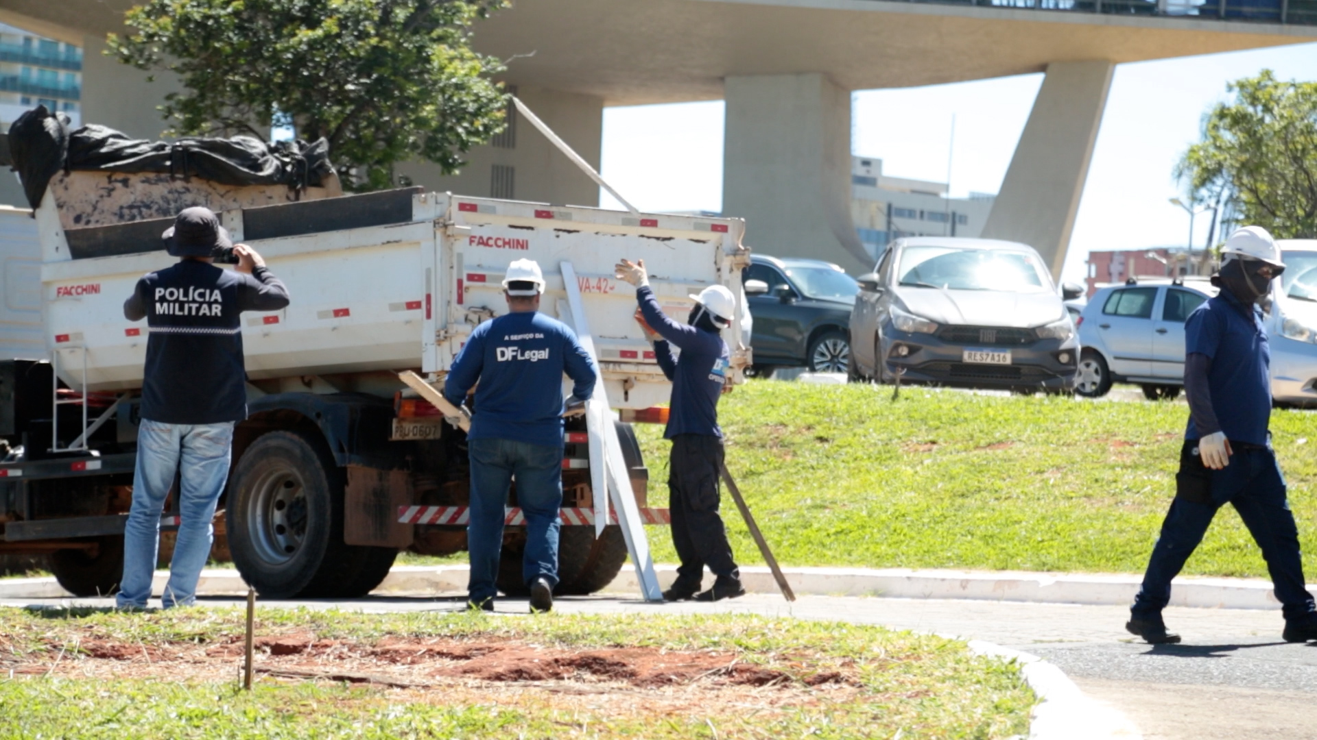 Agentes da DF Legal recolhem inservíveis de população em situação de rua | Foto: Agência Brasília