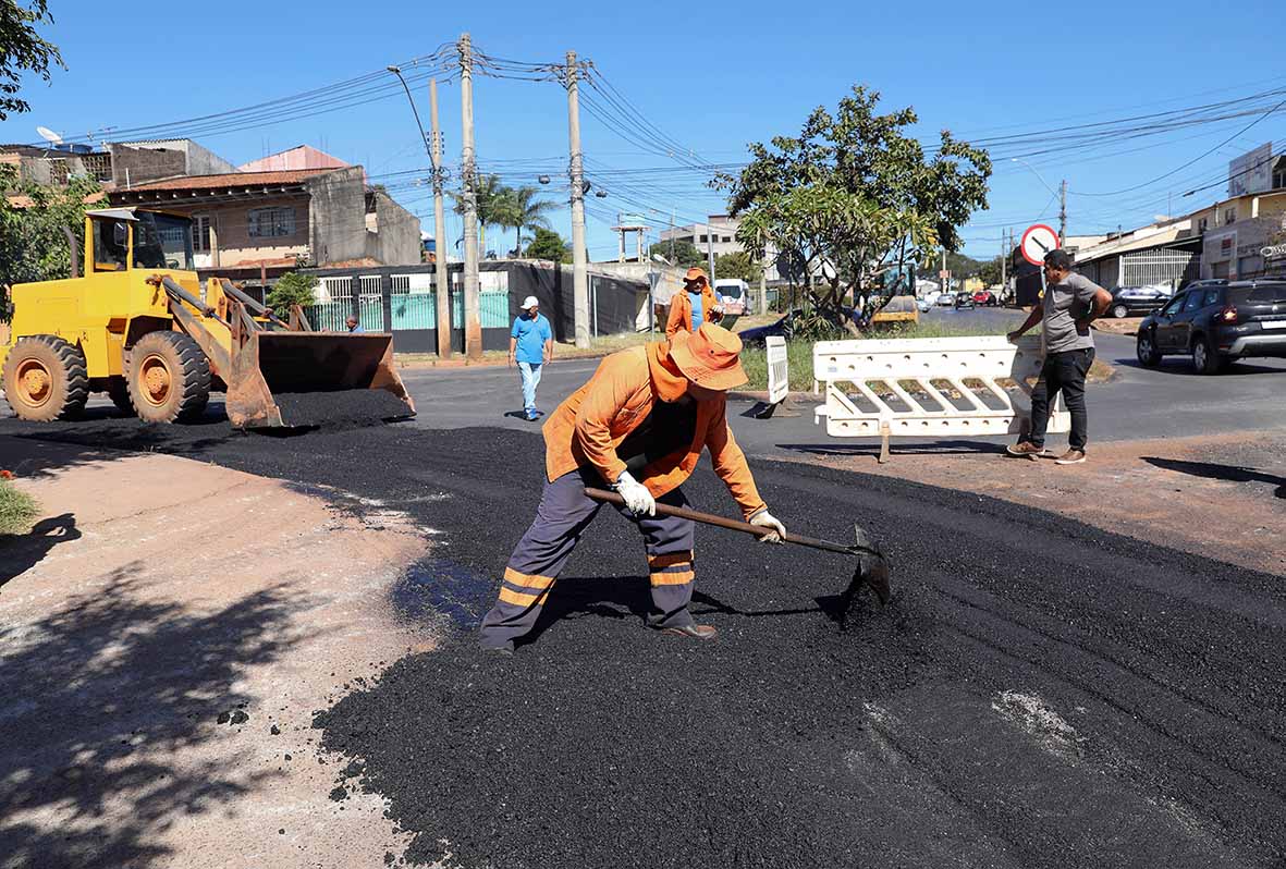 “Essa recuperação asfáltica é de grande importância para Arniqueira e as finalizadas já estão facilitando o trânsito e garantindo mais segurança para os moradores", diz a administradora regional, Telma Rufino | Fotos: Lúcio Bernardo Jr./Agência Brasília