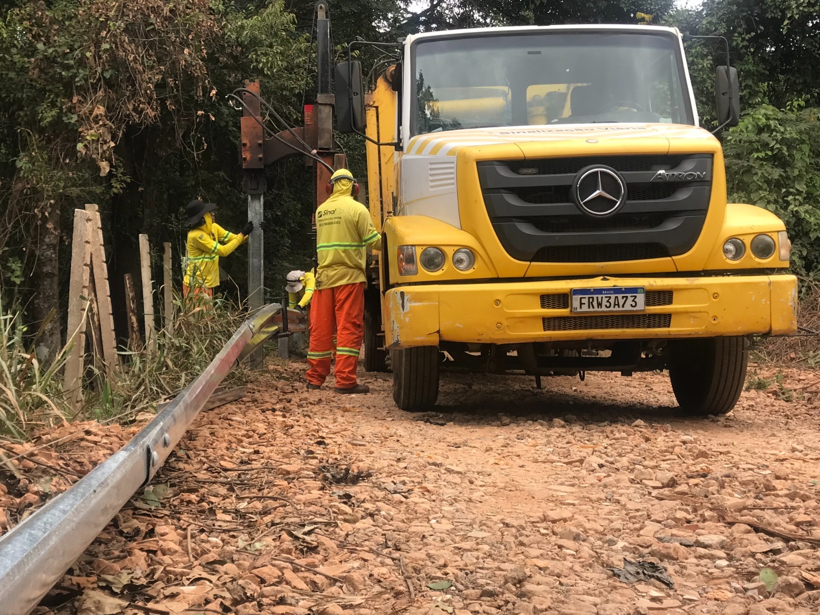 Enquanto o DER-DF faz o patrolamento das vias, caminhões já fizeram cerca de 280 viagens para transporte de insumos | Foto: Divulgação