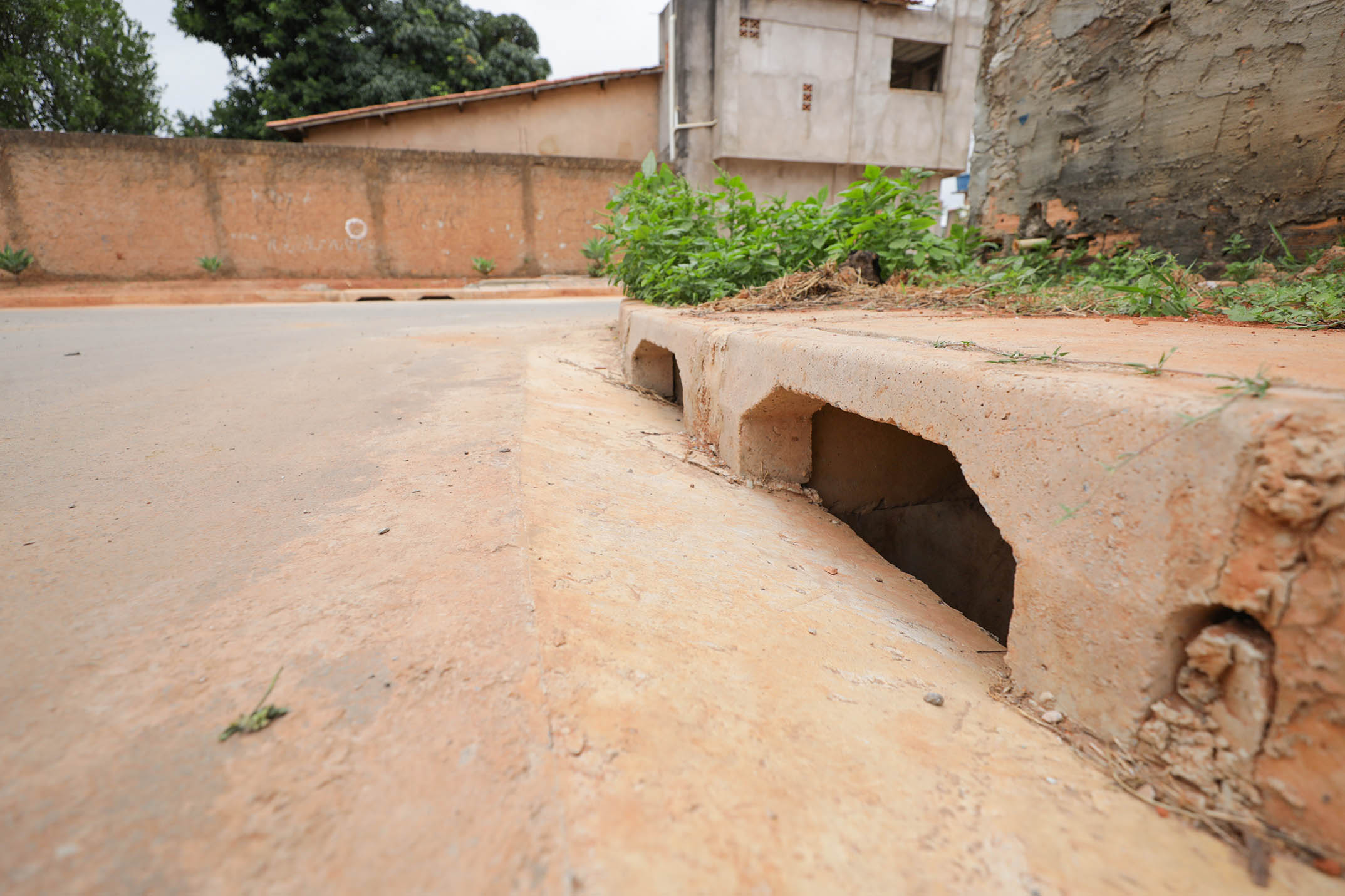 Quadras do Itapoã recebem obras de drenagem pluvial e pavimentação
