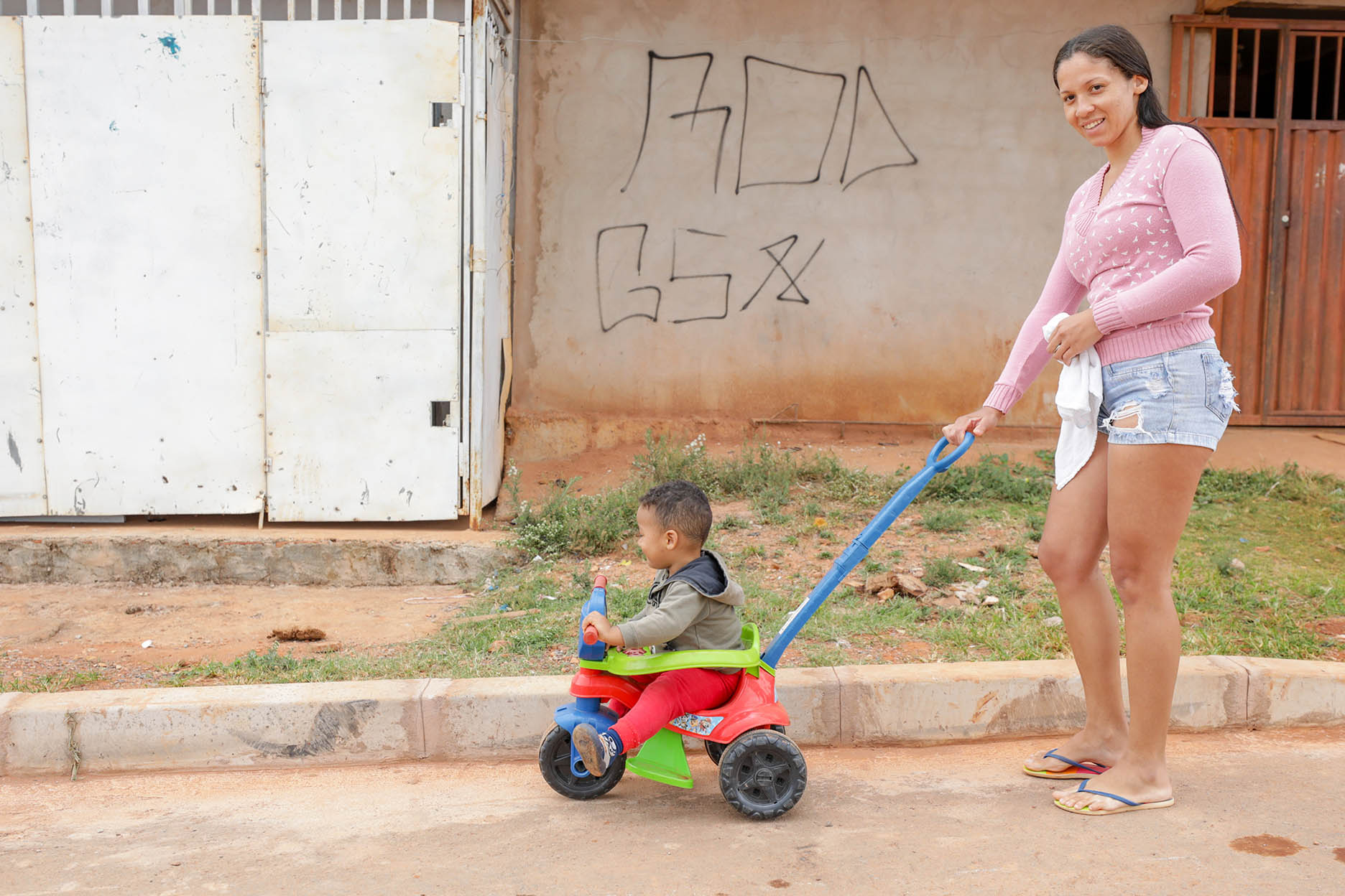 Nataly Gomes Ribeiro elogia a obra de pavimentação: "Facilitou até mesmo para o meu filho brincar aqui na frente, passear com o carrinho dele"