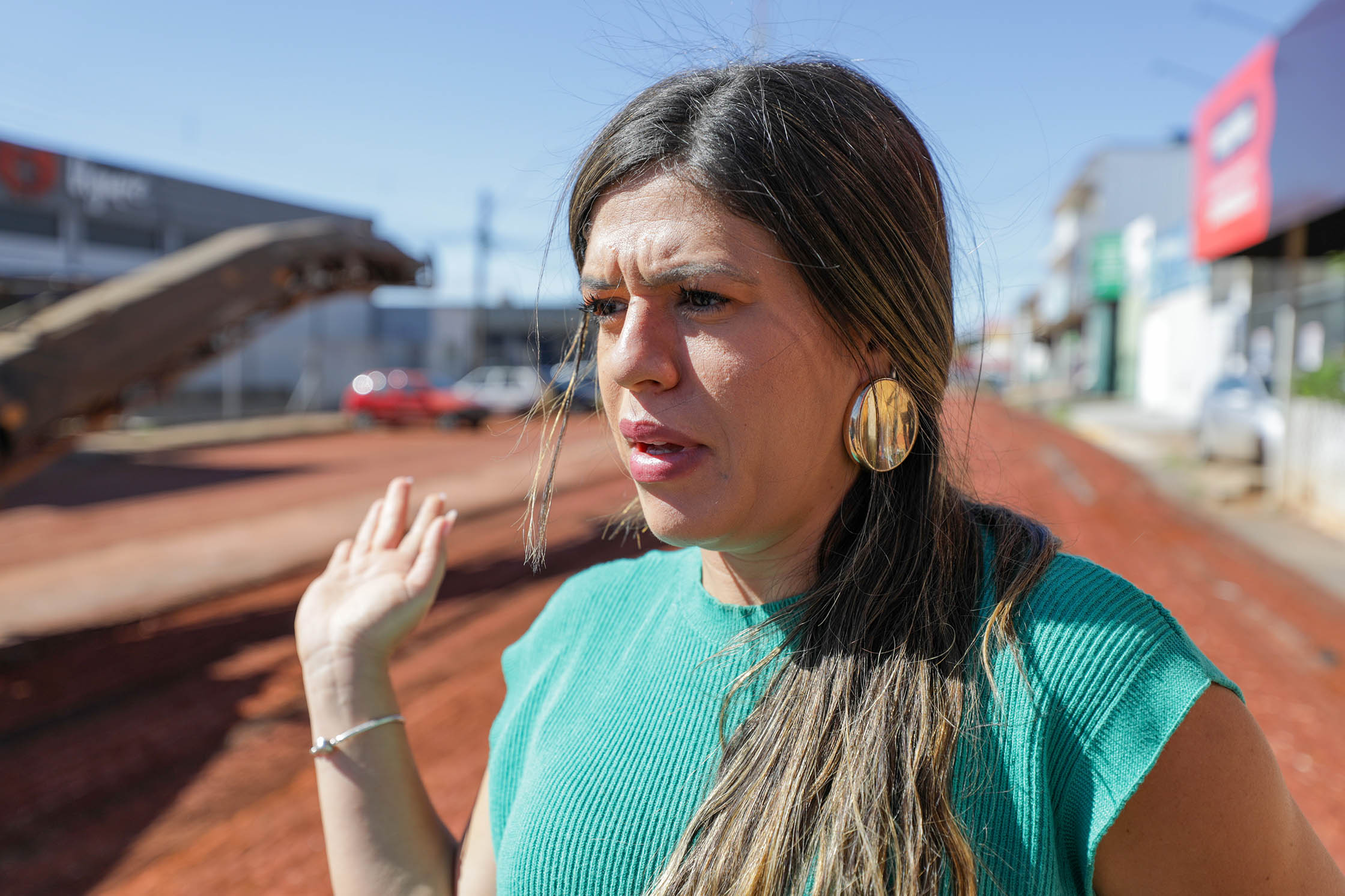 A empresária Loyanne Soares diz que a reconstrução do pavimento vai contribuir para o movimento no comércio local