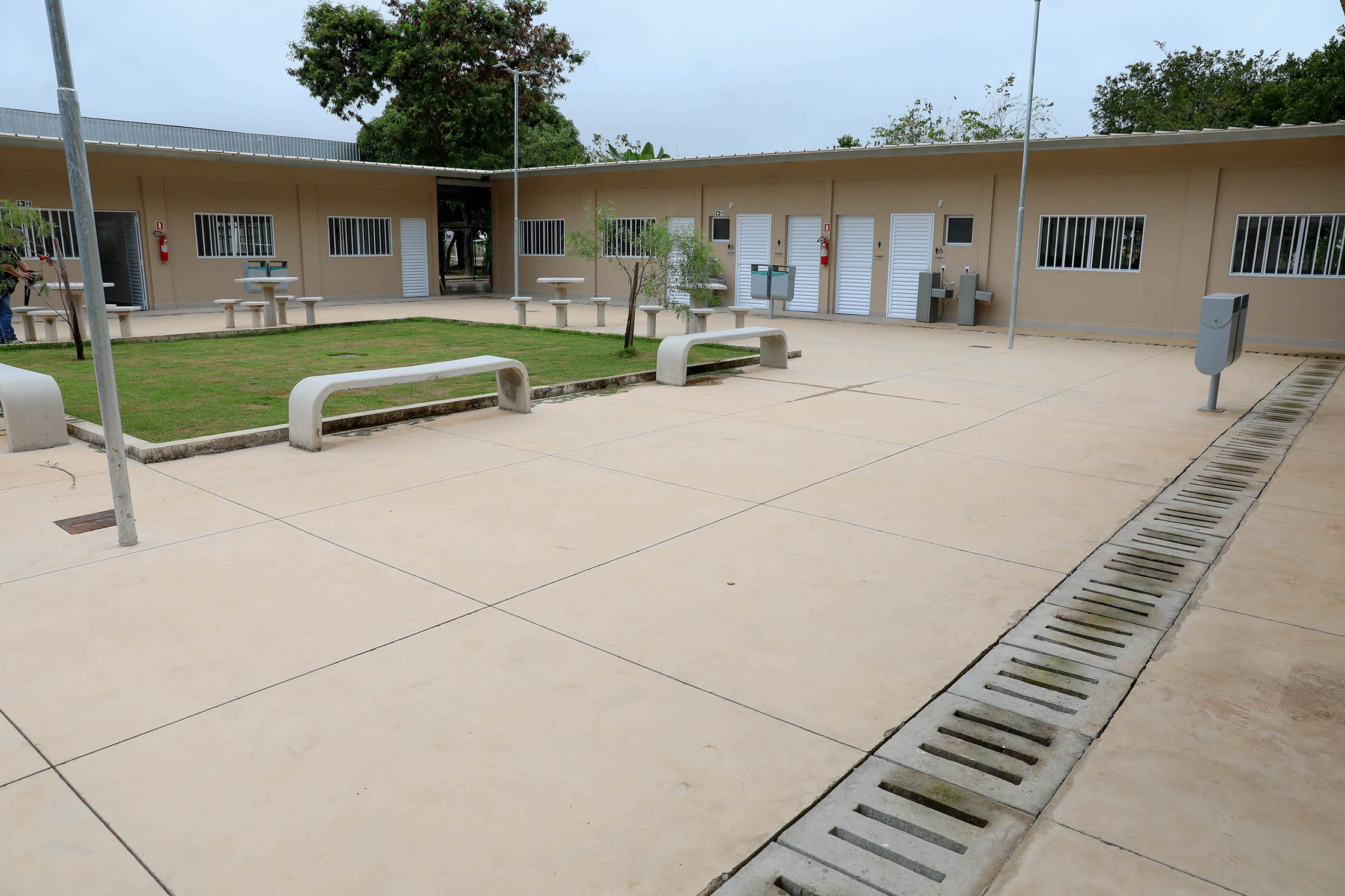 Externa e internamente, instalações são amplas e garantem o conforto dos estudantes