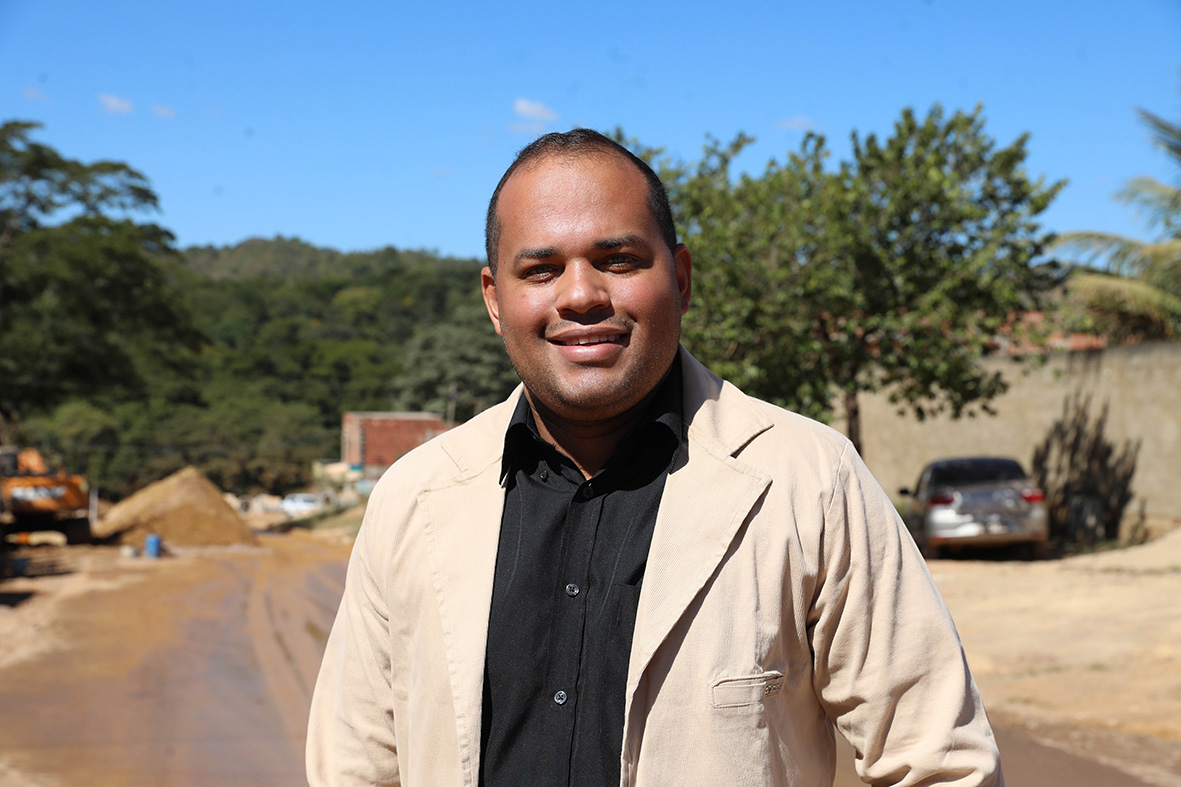 O chefe de brigada Gregory Moura acompanha os trabalhos: “Era um trecho com muitos buracos e muita poeira. Essa obra vai ajudar muito a desafogar o trânsito na DF-150 e melhorar o acesso para todos os moradores”