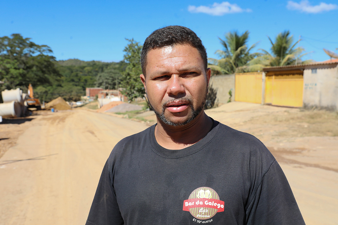 David Ferreira, comerciante, lembra que o local passava por dificuldades: “Quando chovia, a água descia com força, quebrava as calçadas que a gente construía, detonava tudo. Foi um período complicado”