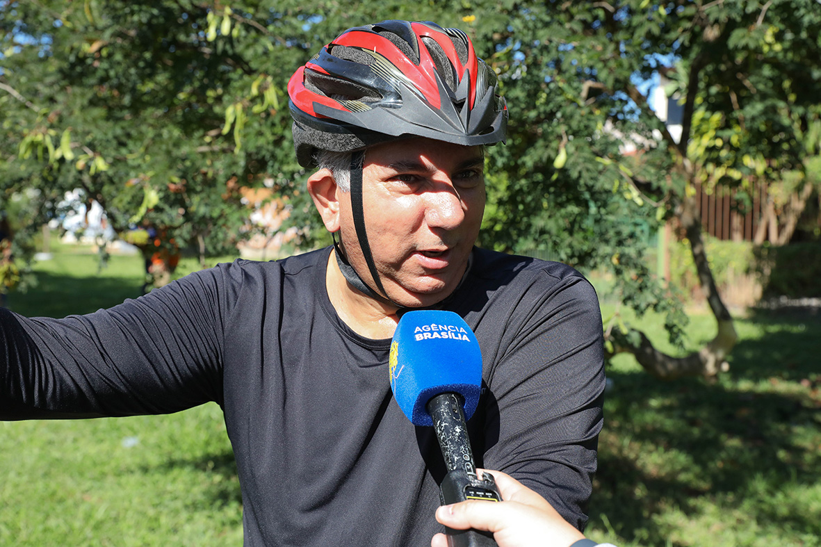Maxuel Pedro elogia o trabalho: “Agora que a Novacap chegou e está fazendo a poda, vai ficar bom demais, a gente agradece. A cidade merece”