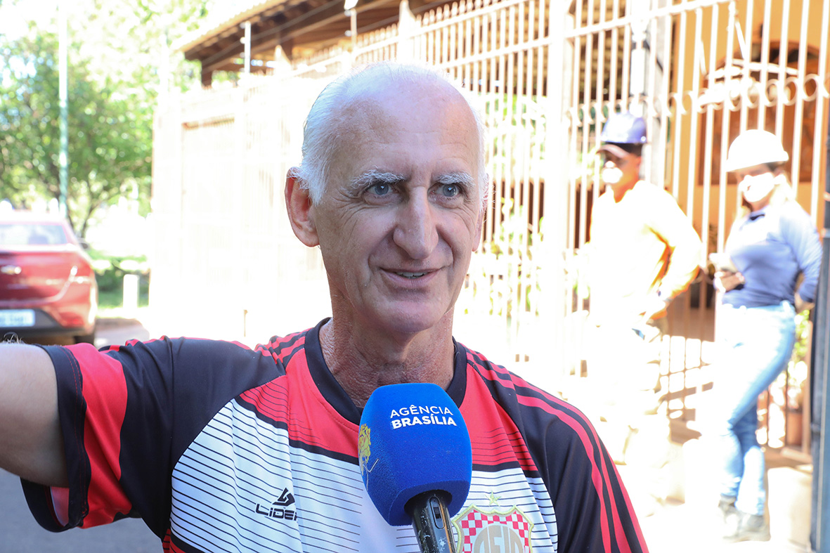Giovani Braz se sente mais seguro: “Ajuda muito na preservação das árvores e na iluminação da rua, é superimportante para a nossa segurança, evita de alguém se esconder ali no meio”