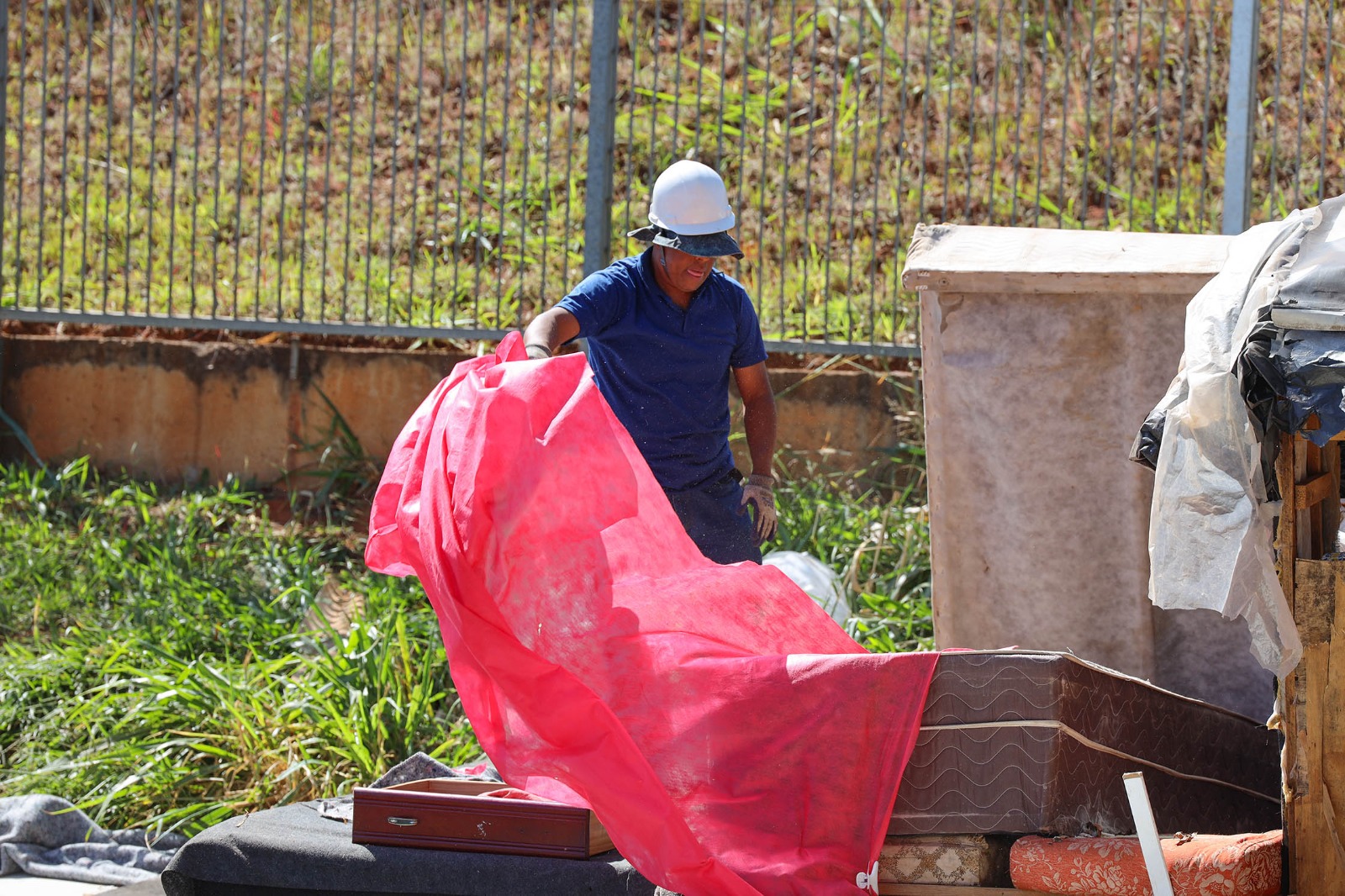 Foram desconstituídas quatro estruturas precárias e três caminhões de entulho foram removidos | Fotos: Agência Brasília