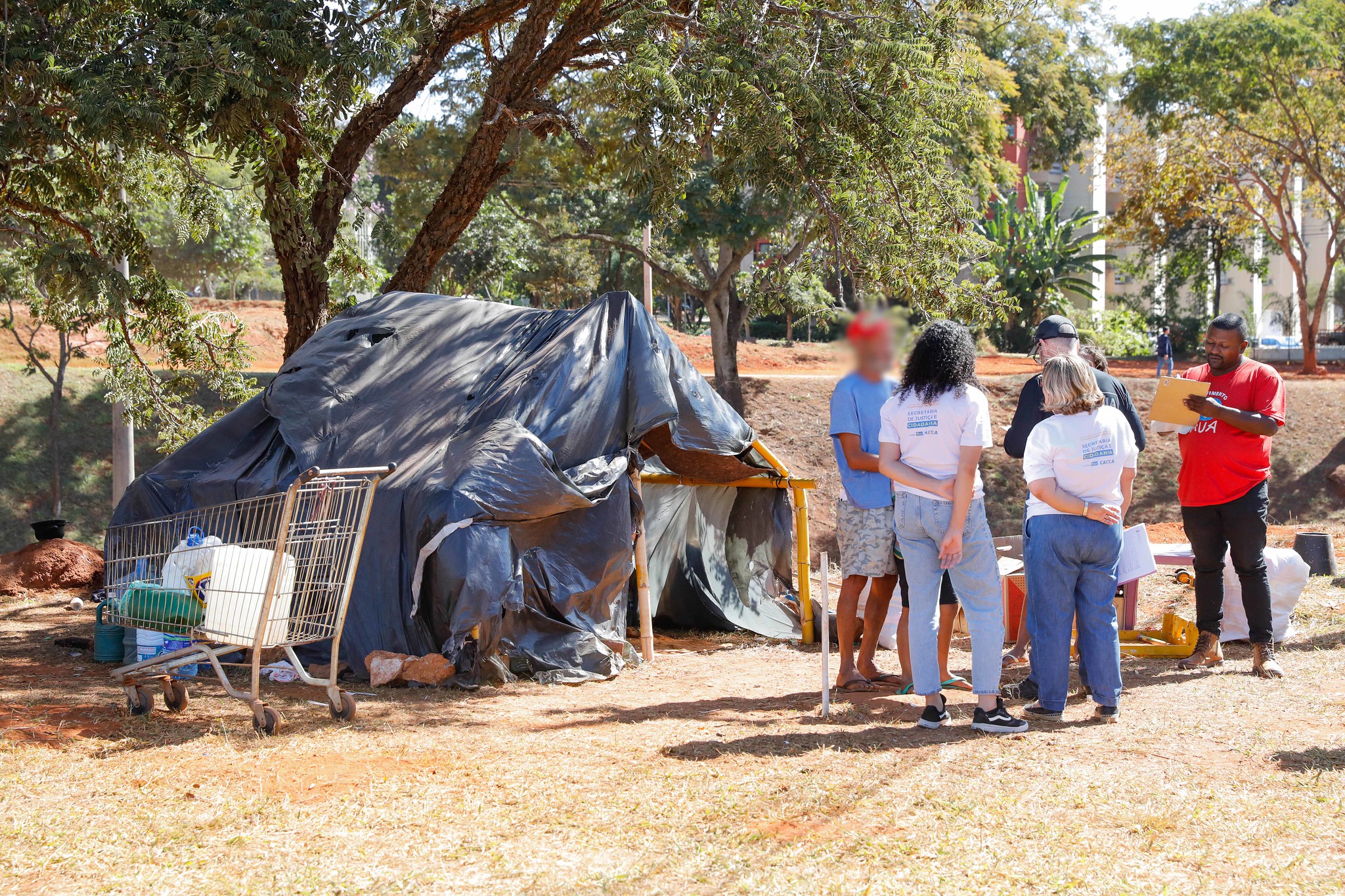 Durante as ações de acolhimento, equipes do GDF oferecem diversos serviços à população em situação de rua, como vagas em programas de qualificação profissional | Foto: Lúcio Bernardo Jr./ Agência Brasília