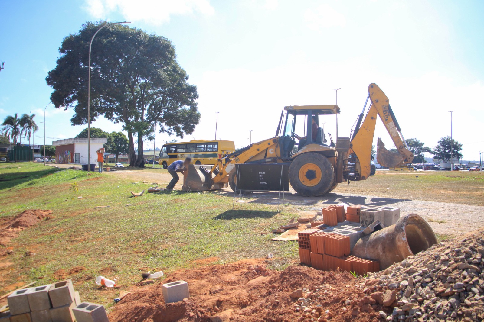 Para viabilizar a execução da obra, foram transportados 35 tubos de concreto com diâmetro de 400 mm, além de fornecidos um caminhão de brita, quatro aduelas de concreto com seção de 600 mm e três tampões de ferro fundido | Foto: Matheus H. Souza/Agência Brasília
