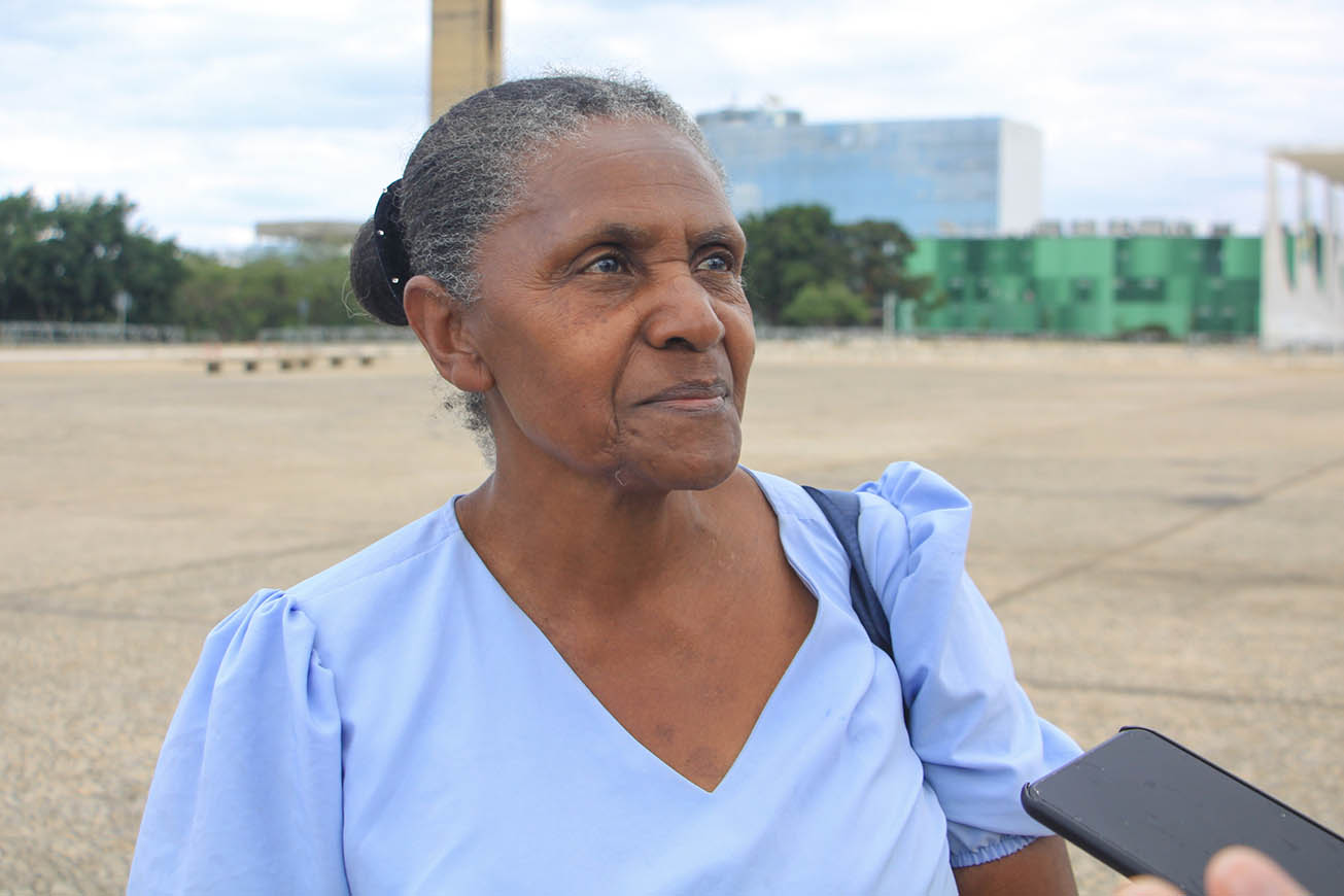 Moradora de Belo Horizonte, a aposentada Francisca Luciano Urbano elogiou as benfeitorias na Praça dos Três Poderes: "Para o turista, é bom chegar e ver tudo arrumadinho também, é maravilhoso, a gente coloca nas fotos para levar para a família ver e contemplar as belezas" | Foto: Matheus H. Souza/Agência Brasília