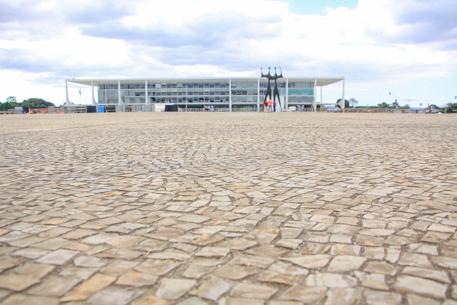 A intervenção realizada na Praça dos Três Poderes incluiu o reencaixe e a substituição de aproximadamente 6 mil m² de pedras, um investimento de R$ 900 mil | Foto: Matheus H. Souza/Agência Brasília