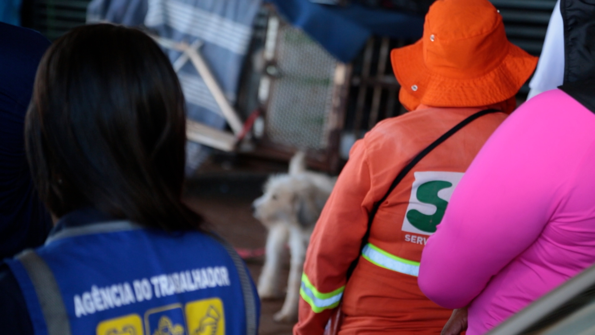 Durante a abordagem, as pessoas em situação de rua recebem orientações e oferta de diferentes serviços | Foto: Divulgação/DF Legal