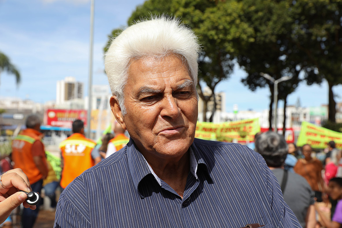 Morador de Taguatinga desde 1960, o aposentado Divino de Souza elogiou a obra na praça: "Quando vi tudo pronto, eu senti muita emoção. Esse relógio todo o tempo estava parado, e ver agora funcionando assim traz uma alegria muito grande para a gente"
