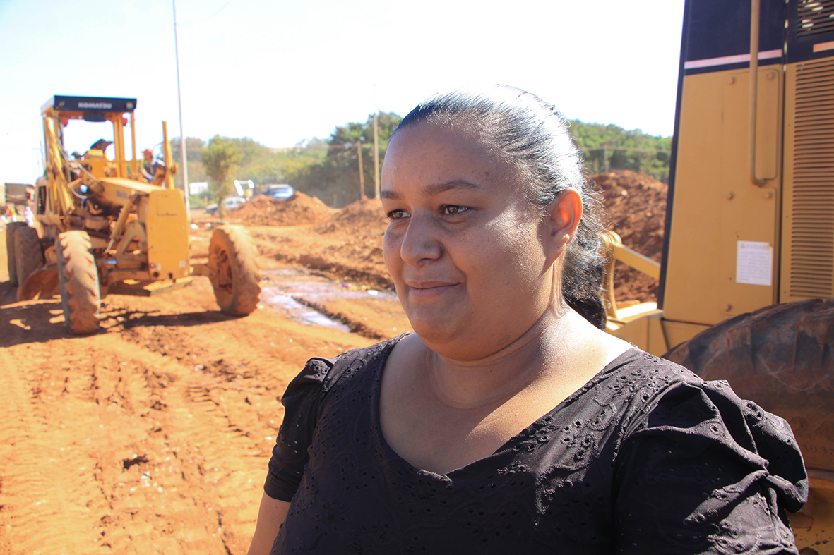 Camila de Oliveira diz que o acesso à água tratada e a pavimentação da rua trouxeram mais qualidade de vida