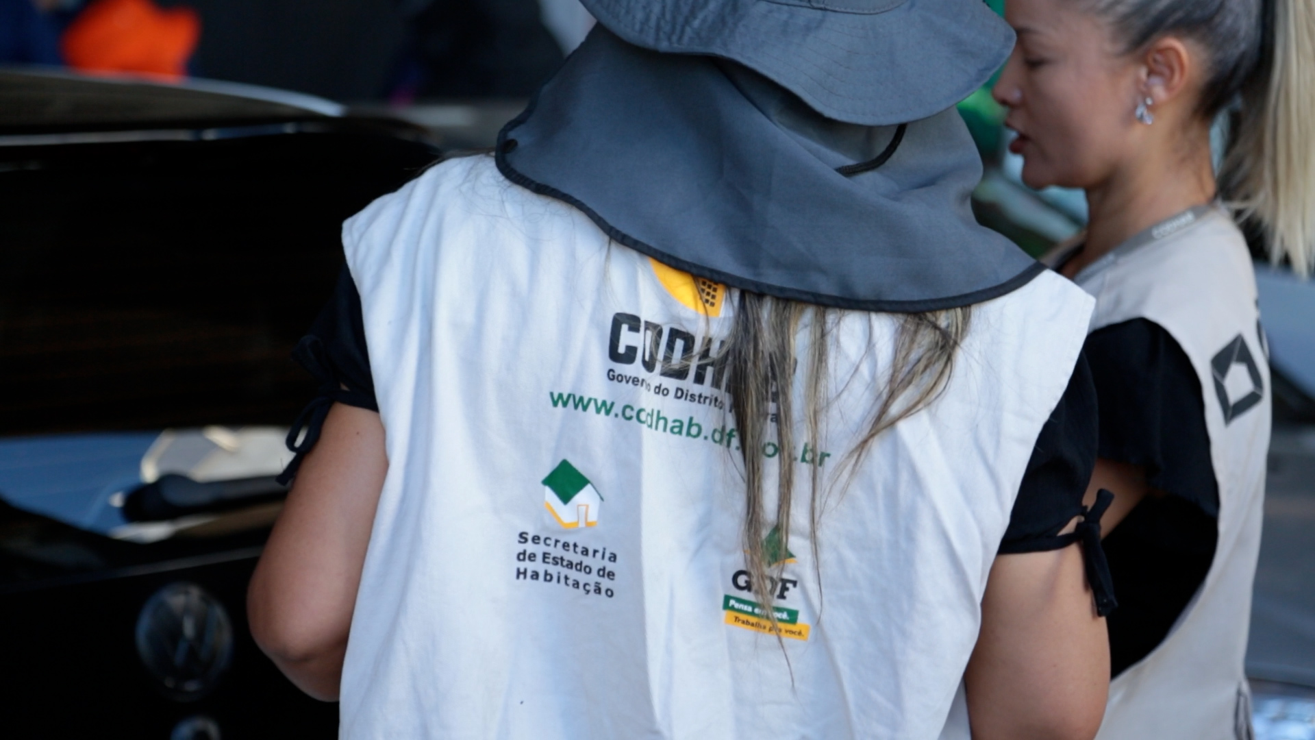 Durante a abordagem, equipes do GDF oferecem serviços de saúde, educação e assistência social | Foto: Divulgação/DF Legal