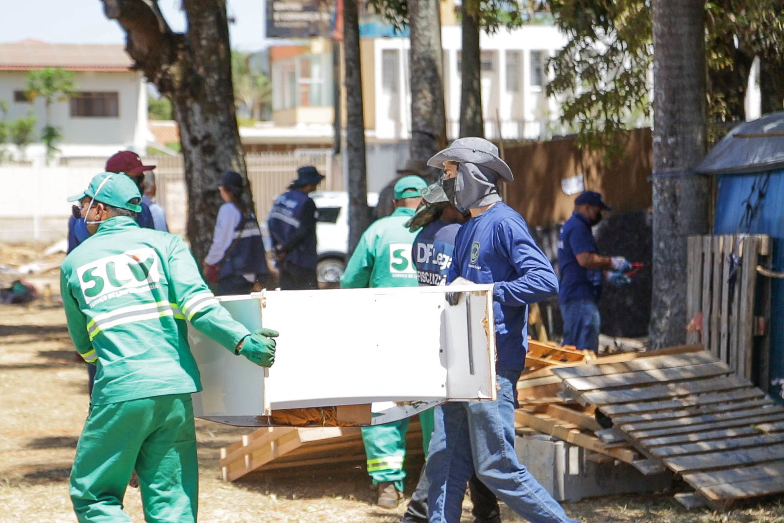 Três estruturas precárias e clandestinas foram retiradas de espaços públicos, com o apoio de quatro caminhões de entulho e inservíveis encaminhados para as unidades do Serviço de Limpeza Urbana (SLU) | Foto: Agência Brasília