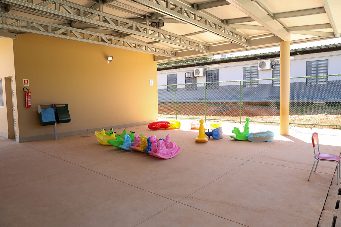 A secretária Hélvia Paranaguá ressatla que "essa escola tem um trabalho muito forte com educação inclusiva. A maioria das salas já é reduzida, seguindo a política de inclusão, que defendemos com muito empenho" | | Foto: Matheus H. Souza/Agência Brasília