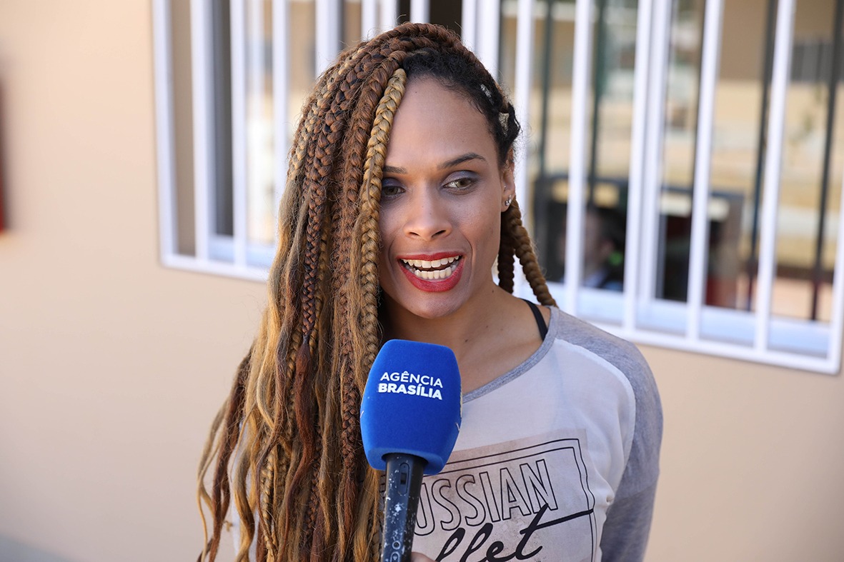Ana Carolina Muniz tem um filho neurodivergente e elogia a nova estrutura: "Meu filho se sente muito melhor. Esse governo tem nos apoiado bastante, e a gente se sente muito bem por estar aqui" | Foto: Matheus H. Souza/Agência Brasília