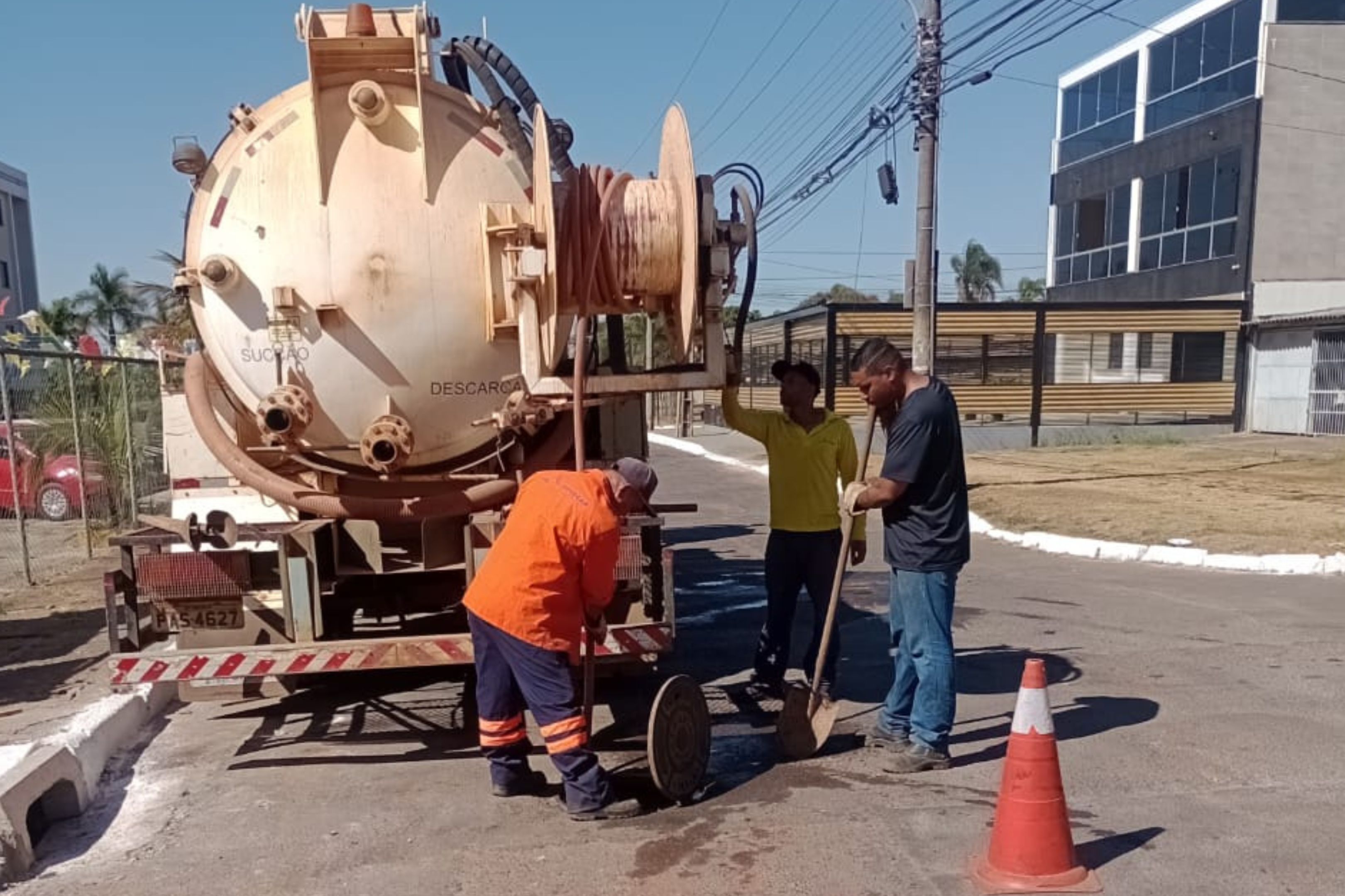 A Novacap tem intensificado o trabalho de desobstrução e limpeza de bocas de lobo em Ceilândia, como forma de prevenir futuros alagamentos | Fotos: Divulgação/Novacap