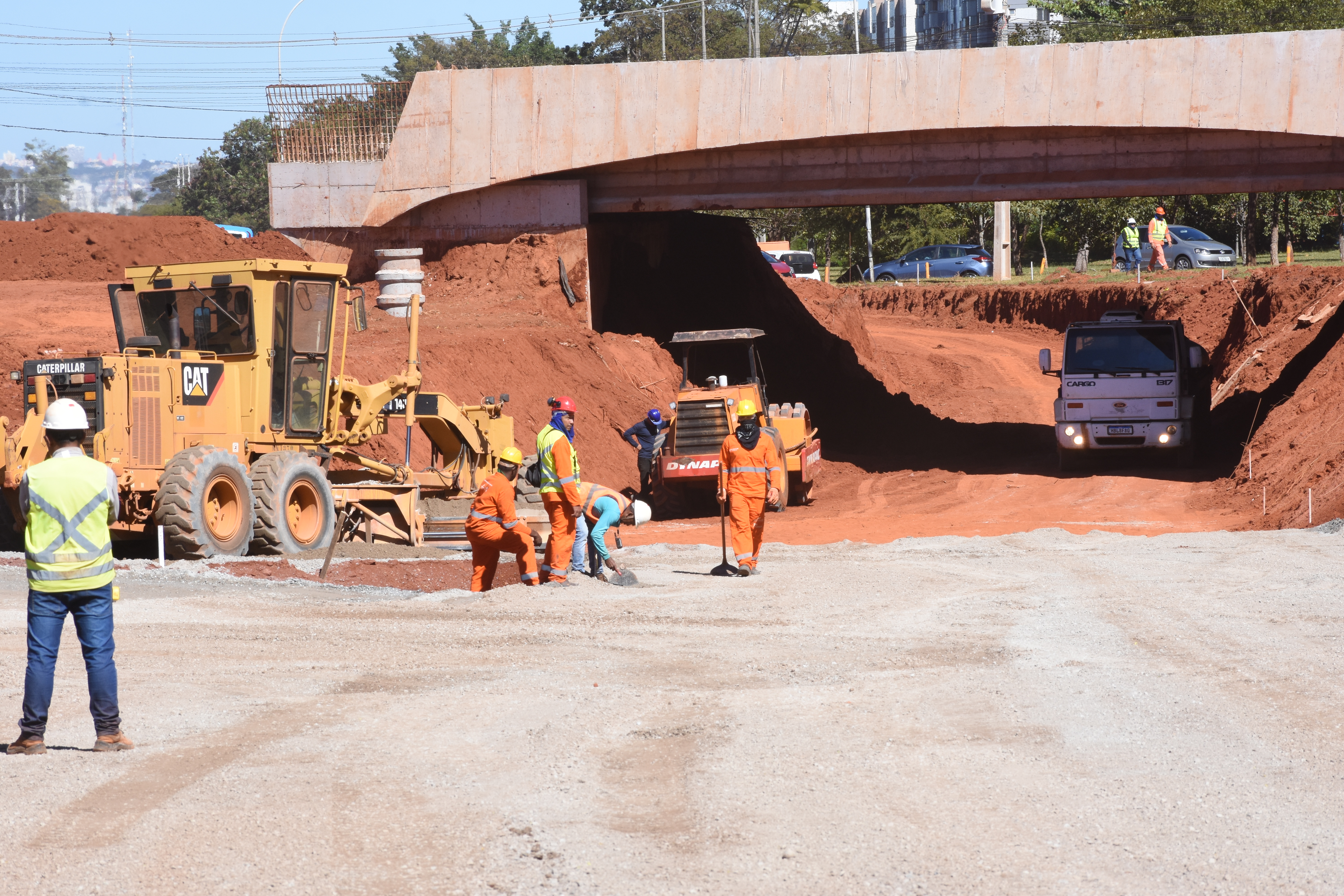 Início do período de estiagem permite a intensificação dos trabalhos nas obras de infraestrutura do GDF, como construção de viadutos, calçadas e pavimentação | Fotos: Divulgação/SODF