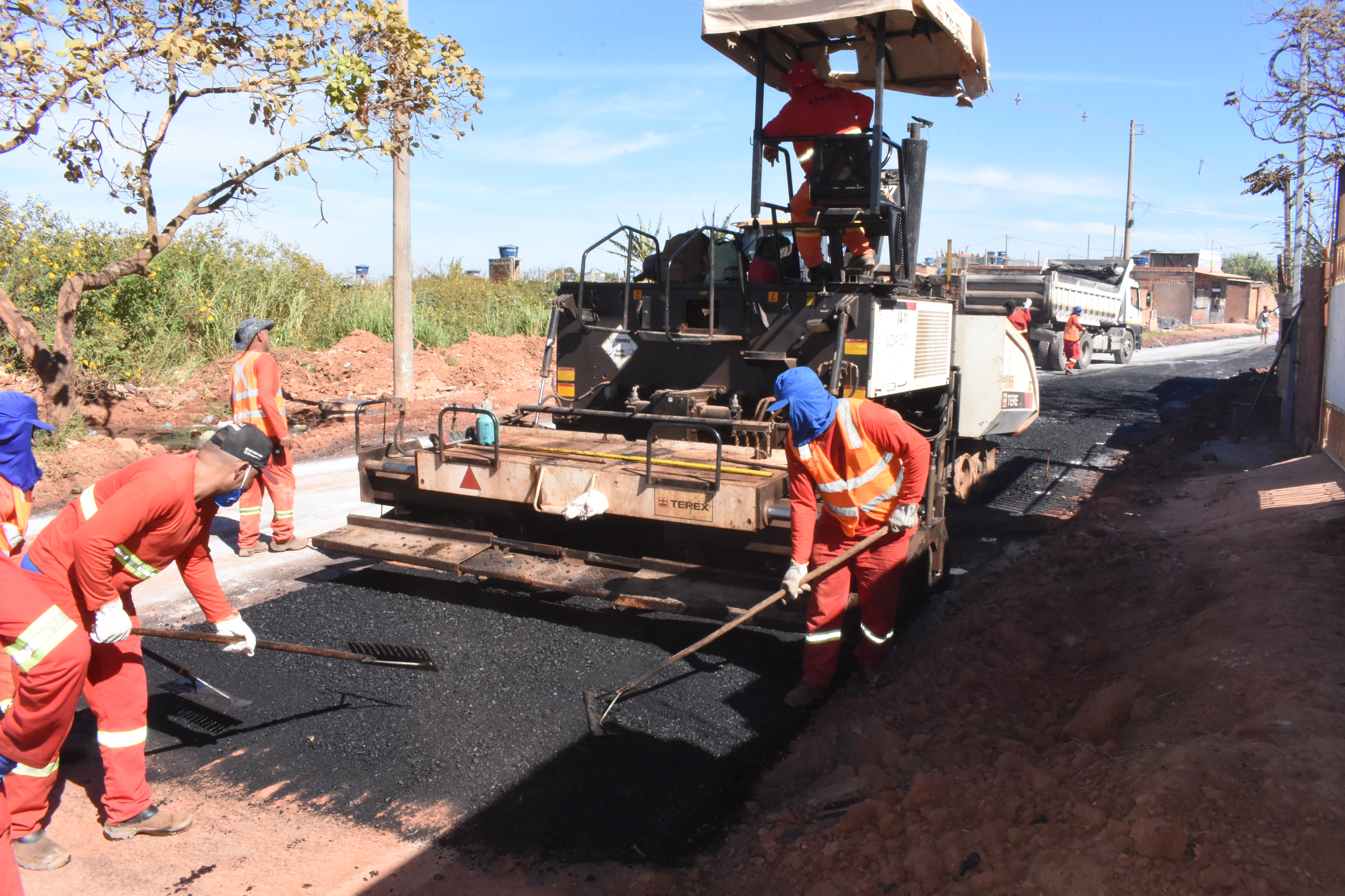 "As entregas, que envolvem obras estruturantes, como duplicações, pavimentação asfáltica e recuperação de estradas na área rural, ganham fôlego extra. A ideia é melhorar cada vez mais a vida dos brasilienses, que trafegam nos nossos quase 2 mil km de rodovias distritais", ressalta Fauzi Nacfur Júnior, presidente do DER-DF
