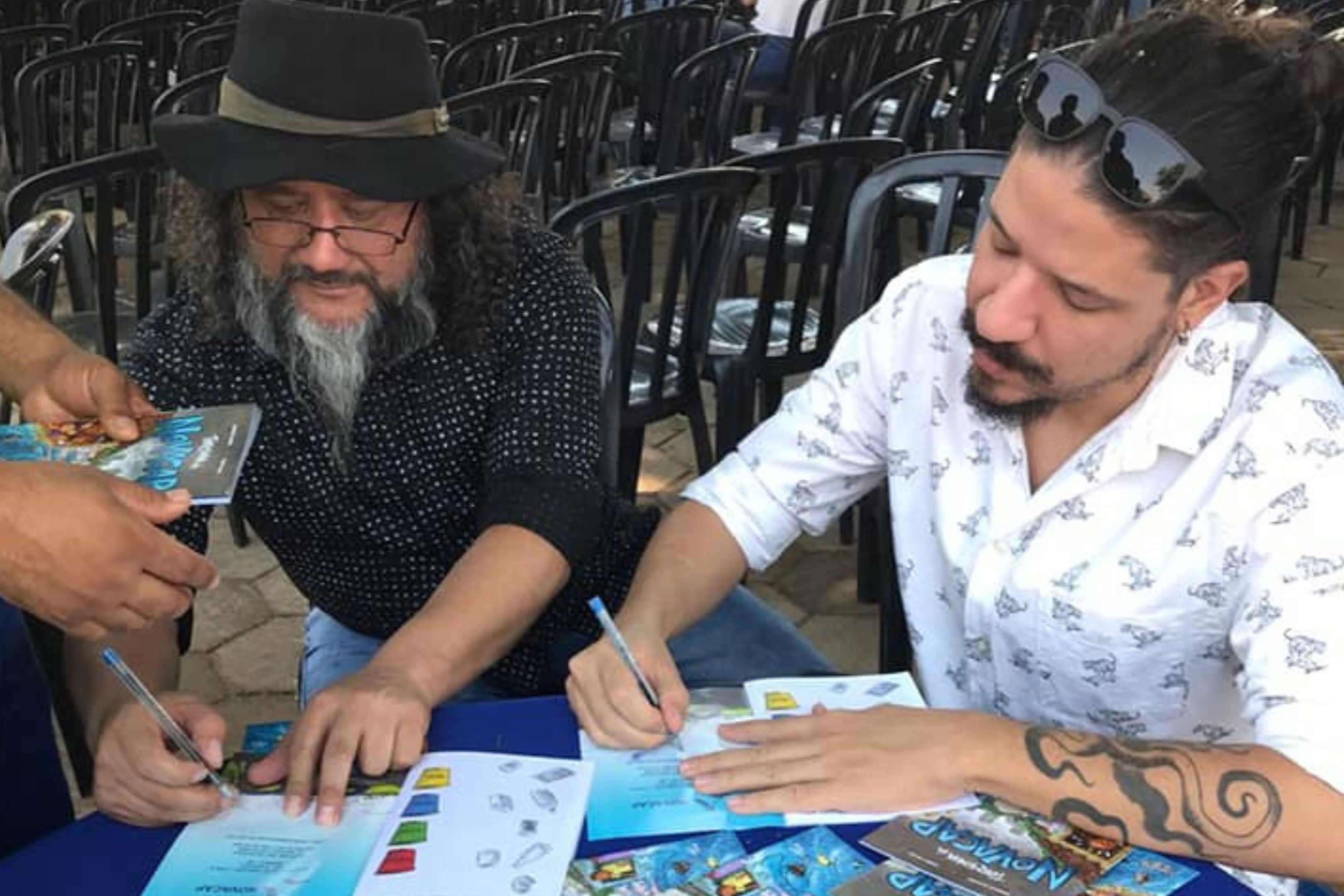 Tiago Palma (à direita) ilustrou projeto para conscientizar o público infantil sobre questões ambientais apoiadas pela Novacap; edição foi idealizada por Domício Chaves (à esquerda) | Foto: Divulgação/Novacap