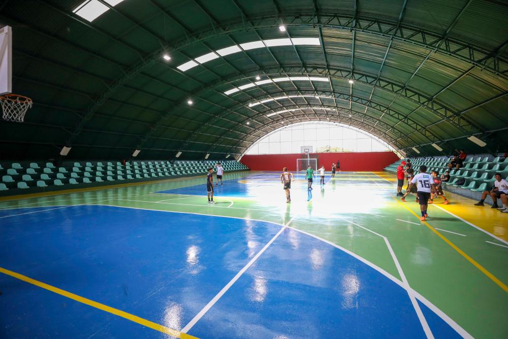 A obra do ginásio contemplou a reforma completa da estrutura: troca do telhado, pintura do piso, reformas nos banheiros e vestiários, modernização da parte elétrica e acessibilidade | Foto: Renato Alves/Agência Brasília
