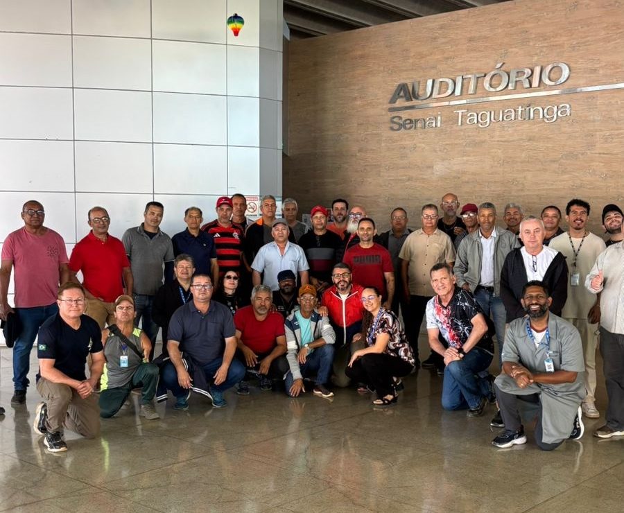 Turma da Escola Corporativa em visita ao Senai