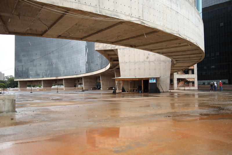 Passarela do TRF1 foi erguida em concreto protendido e tem quase 6 metros de altura no seu ponto mais elevado | Foto: Kiko Paz/Novacap