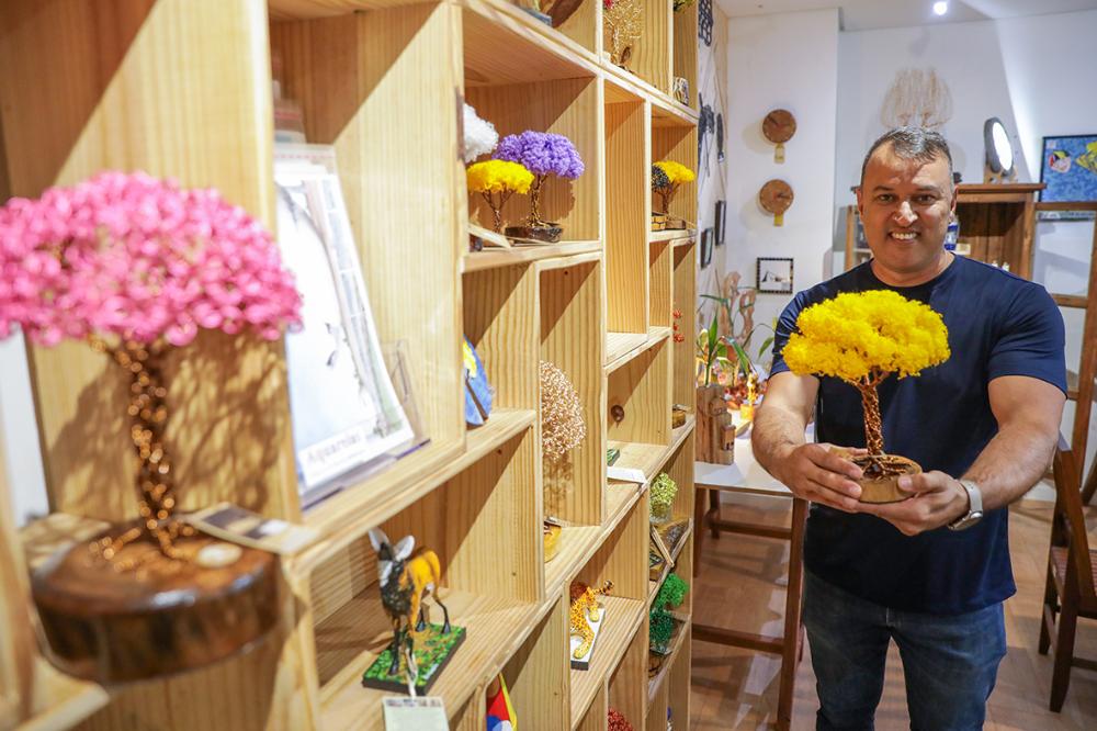 "O apoio do GDF para o artesão em Brasília é total. Esse espaço leva os profissionais manuais para dentro do shopping, isso muda tudo para a gente", afirma Felipe Andrade dos Santos | Fotos: Geovana Albuquerque/Agência Brasília