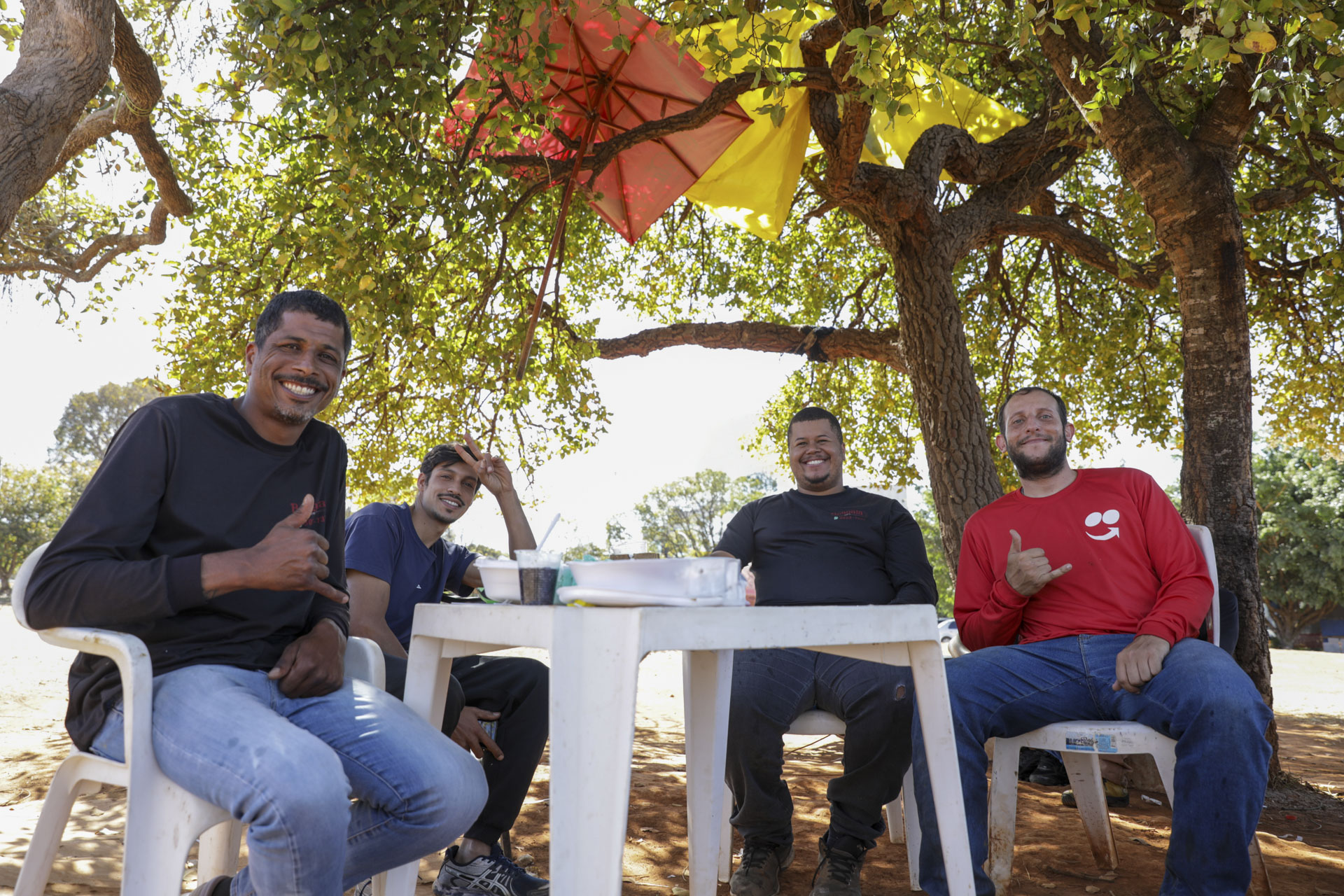 Motoboys aproveitam a sombra da cagaiteira, na Asa Sul, para descansar