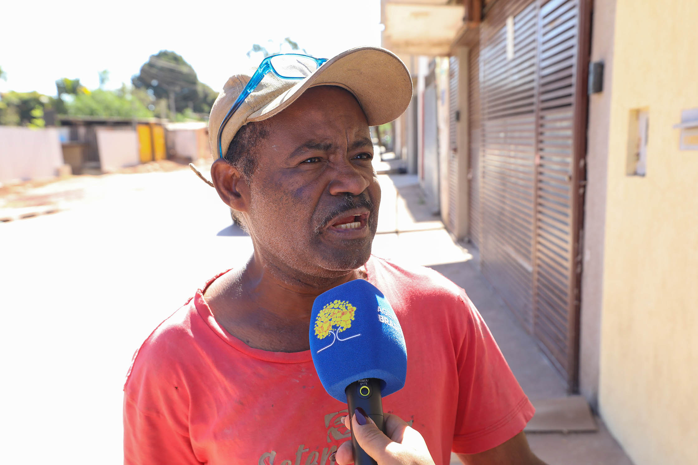 O pintor automotivo Roberto Cruz comemora: “Essa obra está sendo uma bênção para nós”