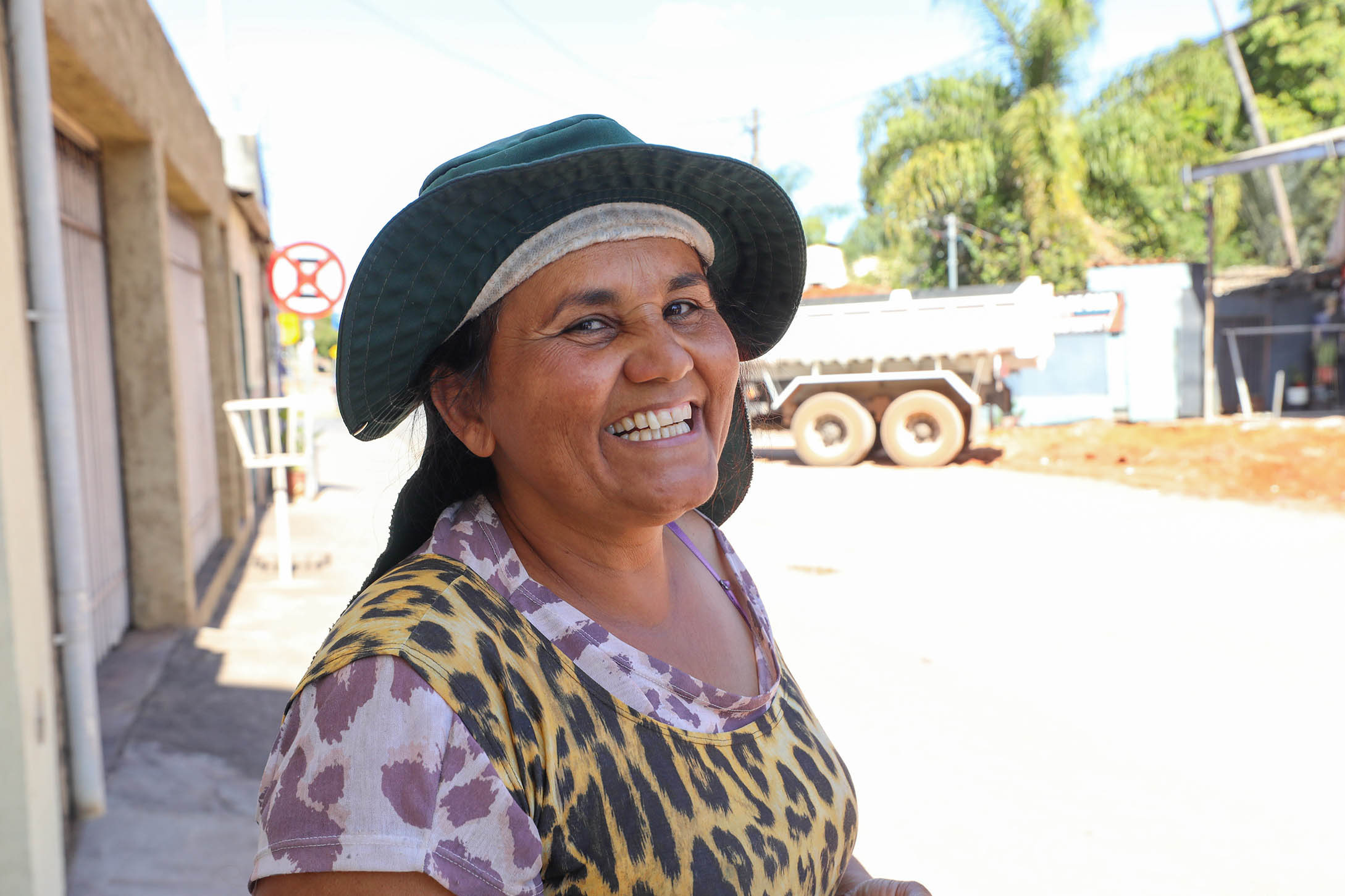 A comerciante Vilma Macial acompanha os trabalhos: “Vai ficar mais organizado, com espaço para os carros passarem”
