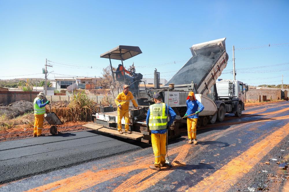 A Rua 19 do bairro Morro da Cruz, em São Sebastião, está passando por obras de pavimentação | Fotos: Matheus H. Souza/Agência Brasília