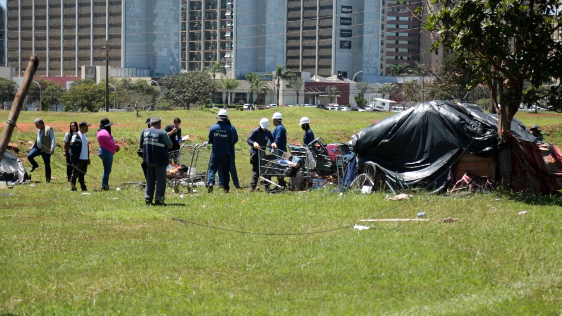 Antes das ações de acolhimento, equipes das secretarias do GDF prestam atendimentos prévios nos locais para identificação das demandas do público que será atendido | Foto: Agência Brasília