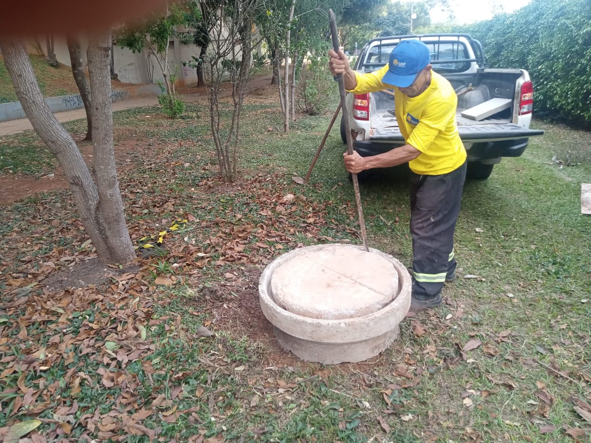Uma das ações que fizeram parte do mutirão foi a reposição de tampas de bueiros | Foto: Divulgação/Administração Regional do Plano Piloto