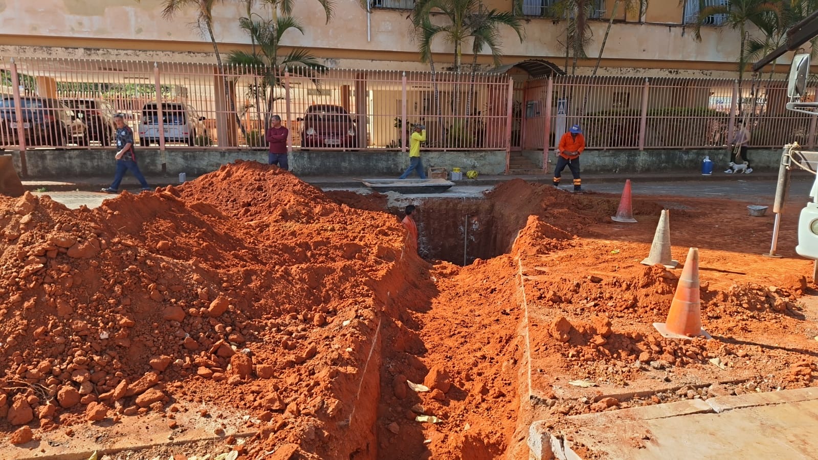 Solução adotada envolve cerca de 10 metros de tubulação, duas bocas de lobo e a recuperação de aproximadamente 10 metros lineares de asfalto cortado para execução do serviço | Foto: Divulgação/Novacap