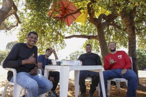 Motoboys aproveitam a sombra da cagaiteira, na Asa Sul, para descansar