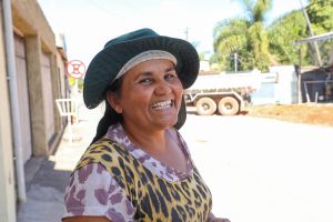 A comerciante Vilma Macial acompanha os trabalhos: “Vai ficar mais organizado, com espaço para os carros passarem”