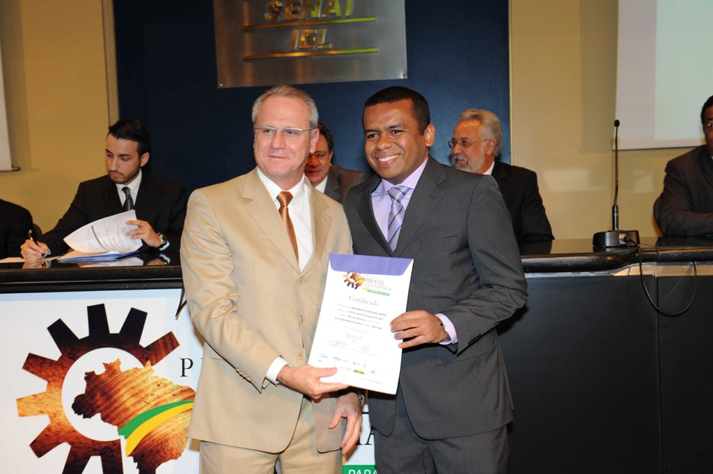 Nilson Martorelli entrega diploma ao engenheiro Wellinsilvio Costa dos Santos, de Campina Grande/PB, Menção Honrosa na categoria Mestrado, área temática Sustentabilidade Energética.